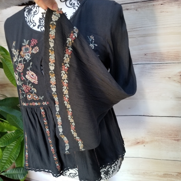 American Eagle Embroidered &Bell sleeves/Top Sz XS - Picture 5 of 7